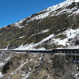 La galerie des Toules, située juste avant le tunnel du Grand-Saint-Bernard sur la route du Grand-Saint-Bernard avait été endommagée par une avalanche en avril. Elle sera remise en état lors des travaux